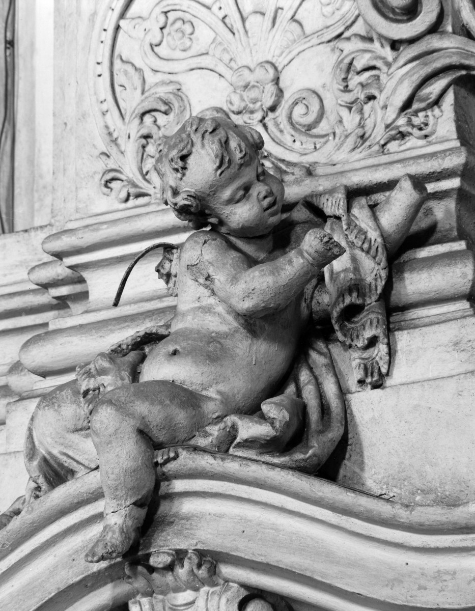 klasztor Benedyktynek - kościół pw. Wniebowzięcia Najświętszej Maryi Panny - wnętrze - nawa główna - dekoracja głowicy filaru - fragment, skan 1