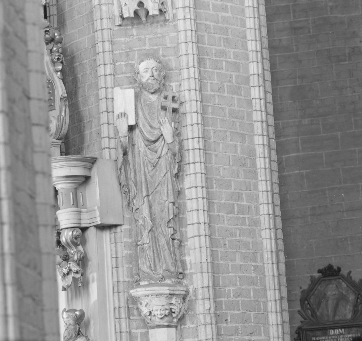 kościół pw. Wniebowzięcia Najświętszej Maryi Panny - wnętrze - rzeźba apostoła z 1325 r., skan 1