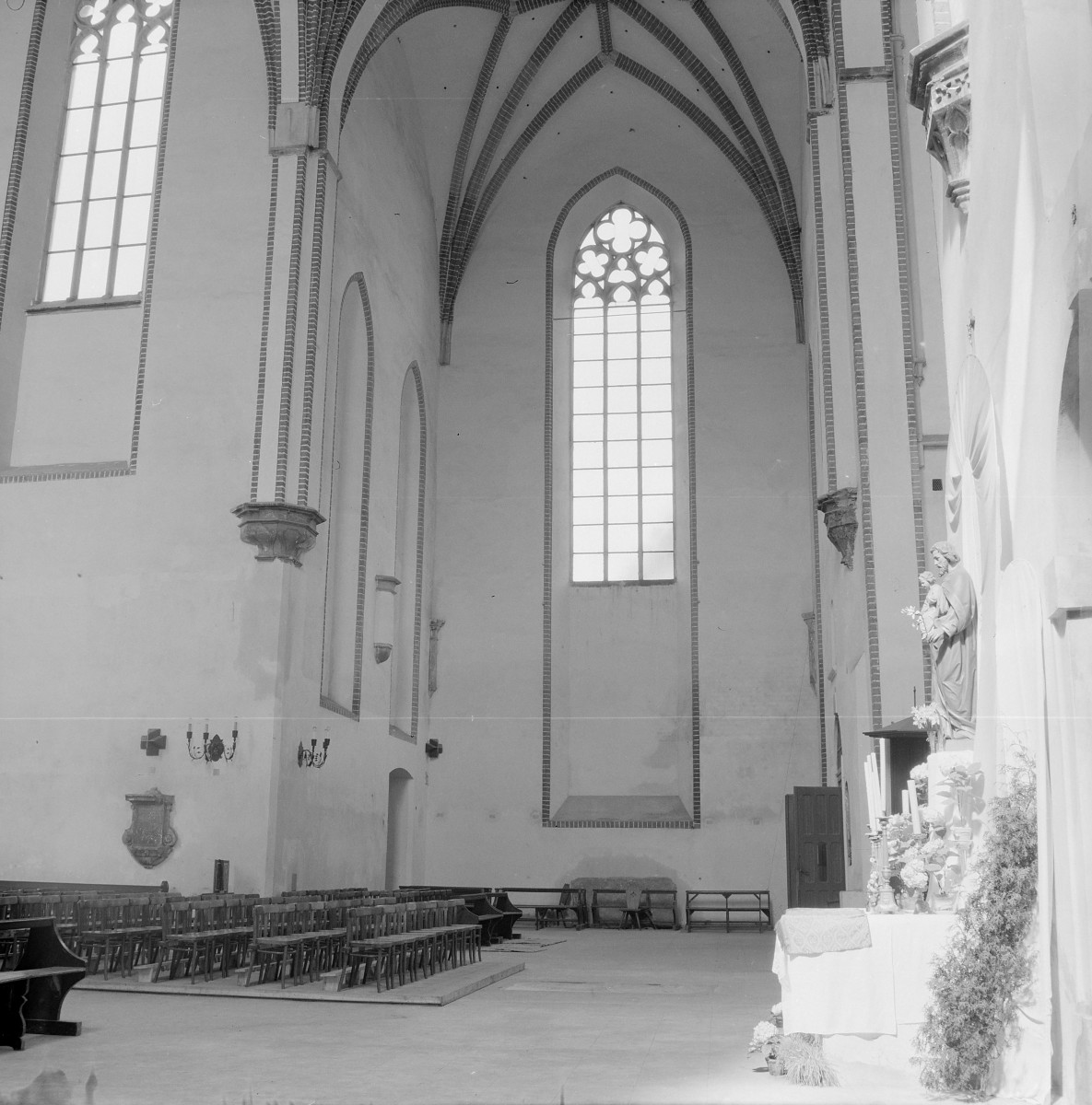 Kościół św. Wojciecha - wnętrze transeptu z sklepieniem krzyżowo-żebrowym oraz maswerkiem., skan 1