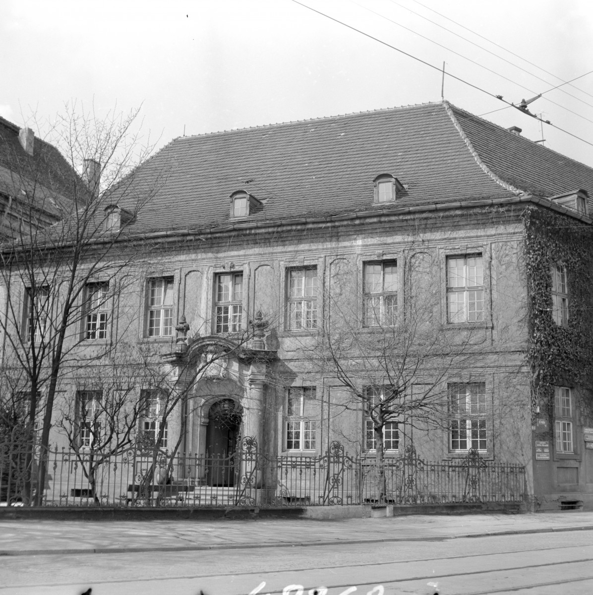 kamienica - elewacja frontowa, portal, skan 1