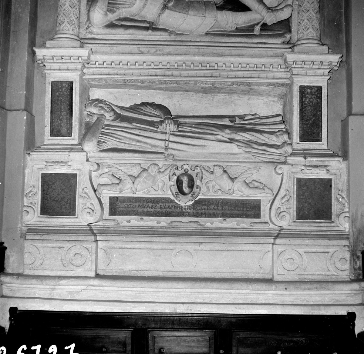 Archikatedra Przemyska - kaplica Fredrów - nagrobek kasztelana Jana Fredry i jego żony (postać żony) 1589-1622, skan 1