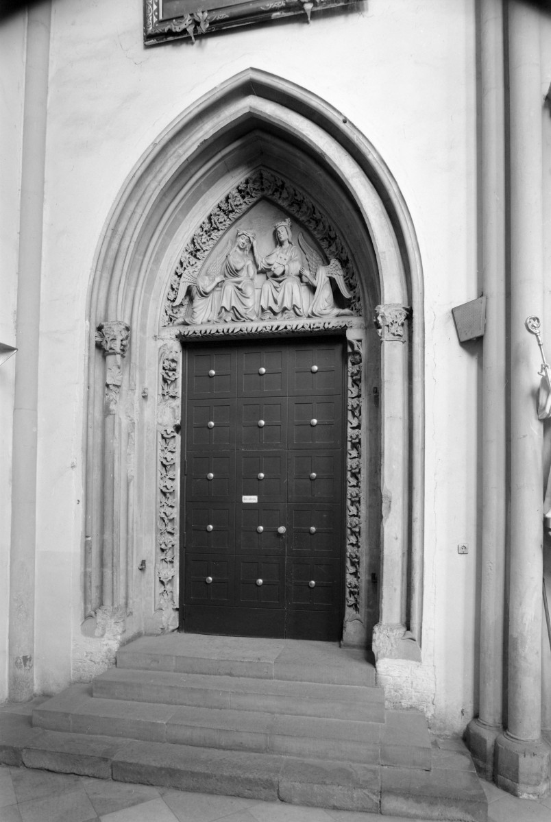 sanktuarium św. Jadwigi Śląskiej - kościół: kaplica św. Jadwigi - portal znajdujący się nad wejściem do prezbiterium z kaplicy św. Jadwigi, skan 1