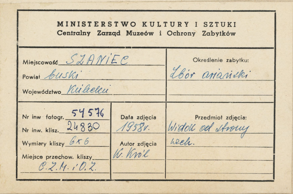 Dwór - widok ogólny ruin od strony płd.-wsch. po zadaszeniu - metryczka, skan 1