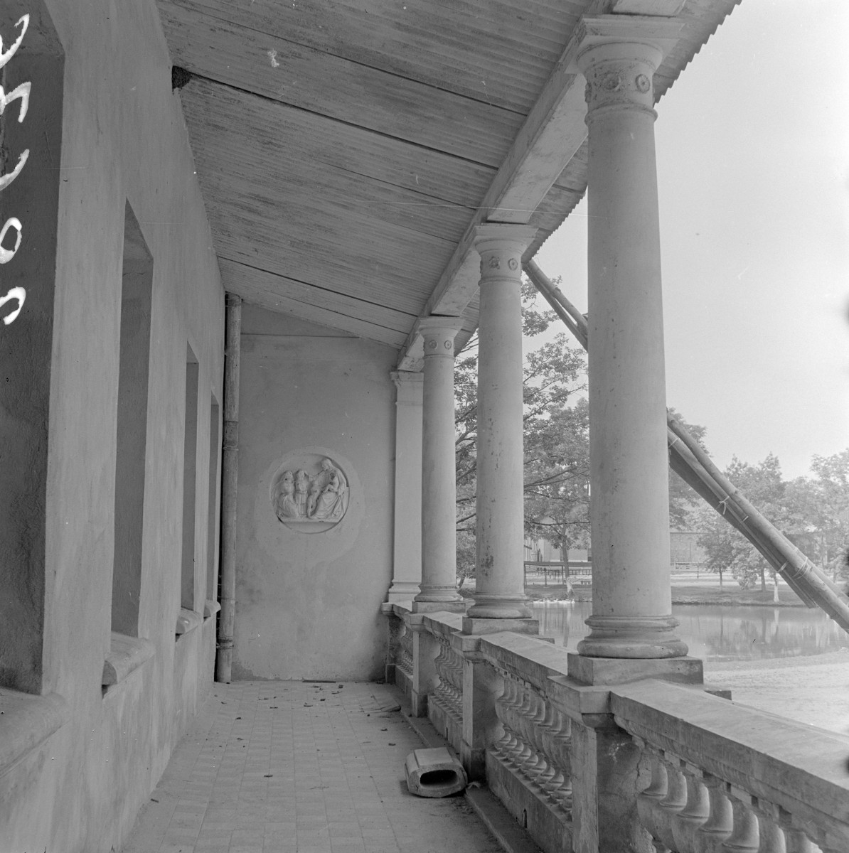 zespół folwarczny - dwór von Neumannów - elewacja zachodnia - ganek - fragment, skan 1