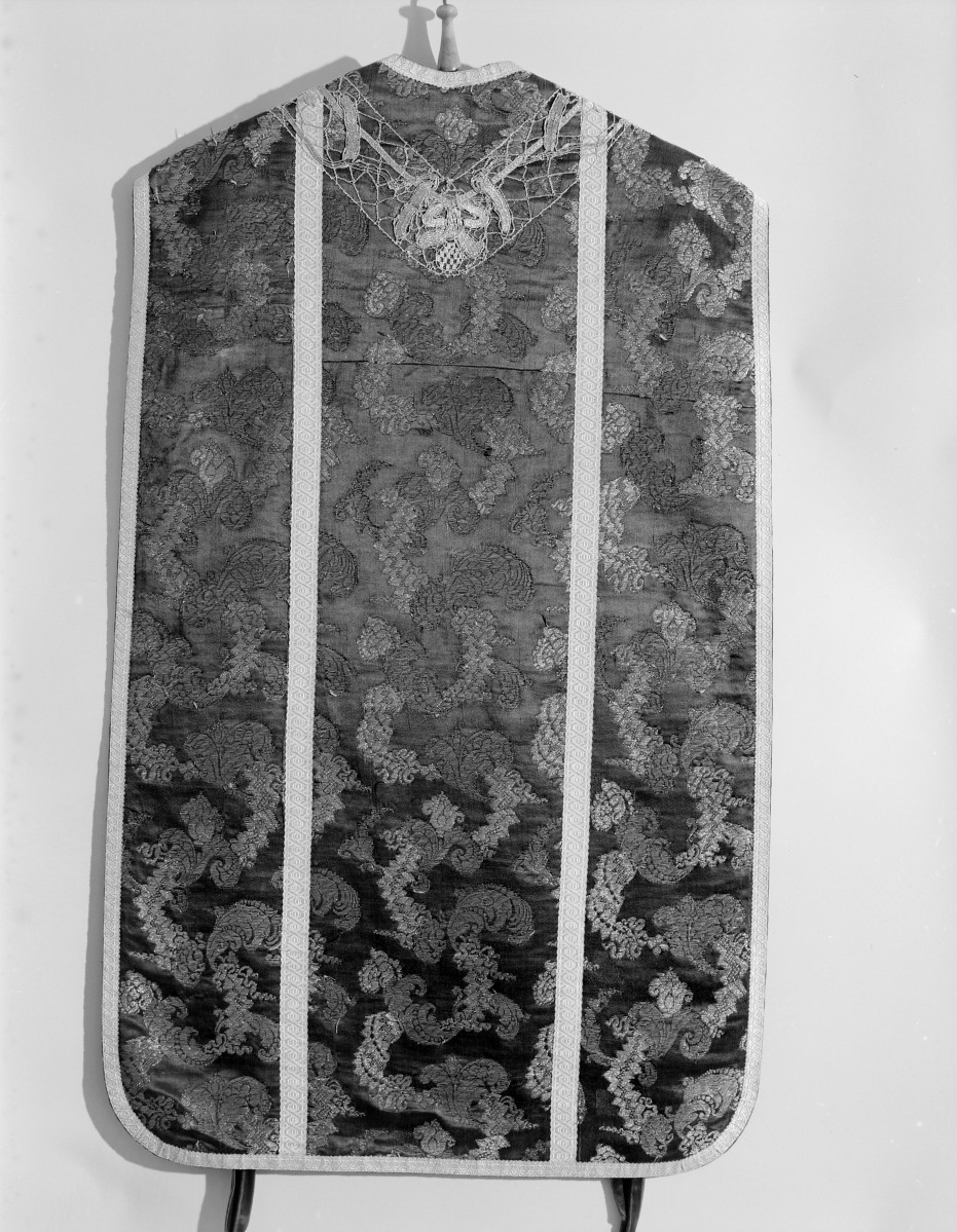 Kościół pw. Wniebowzięcia NMP i Świętego Józefa - ornat fioletowy, druga połowa XVIII wieku, tkanina, Francja, skan 1