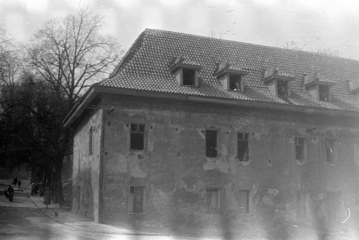 stare miasto - szkoła gotycka koło kościoła pw. Wniebowzięcia Najświętszej Maryi Panny i św. Jana Chrzciciela, skan 1