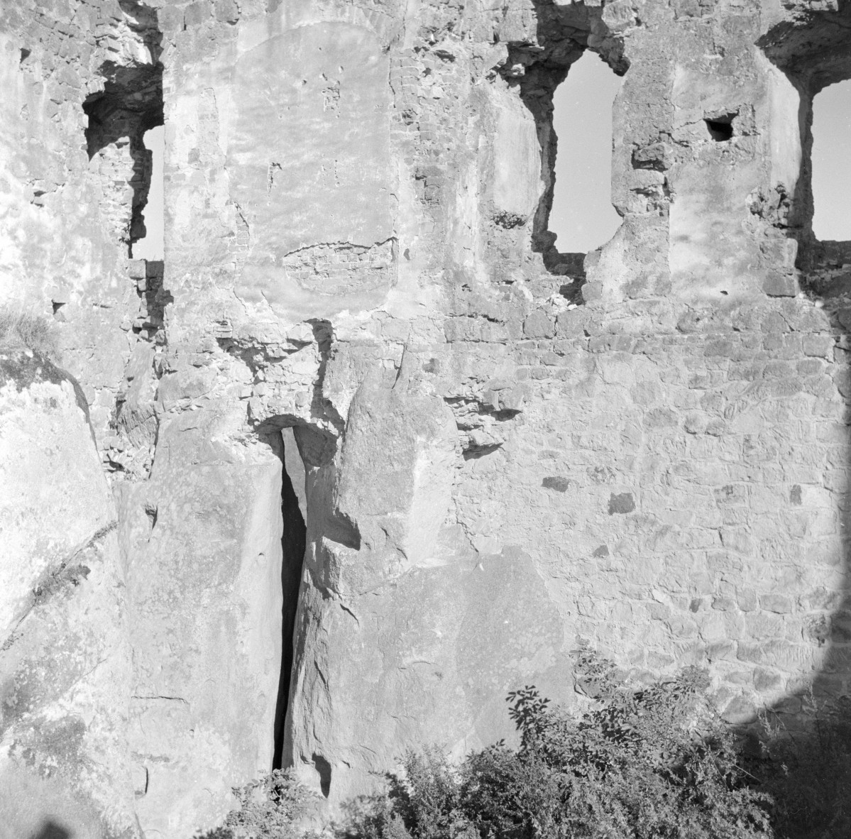 ruina Zamku Kamieniec - fragment ściany z oknami, skan 1