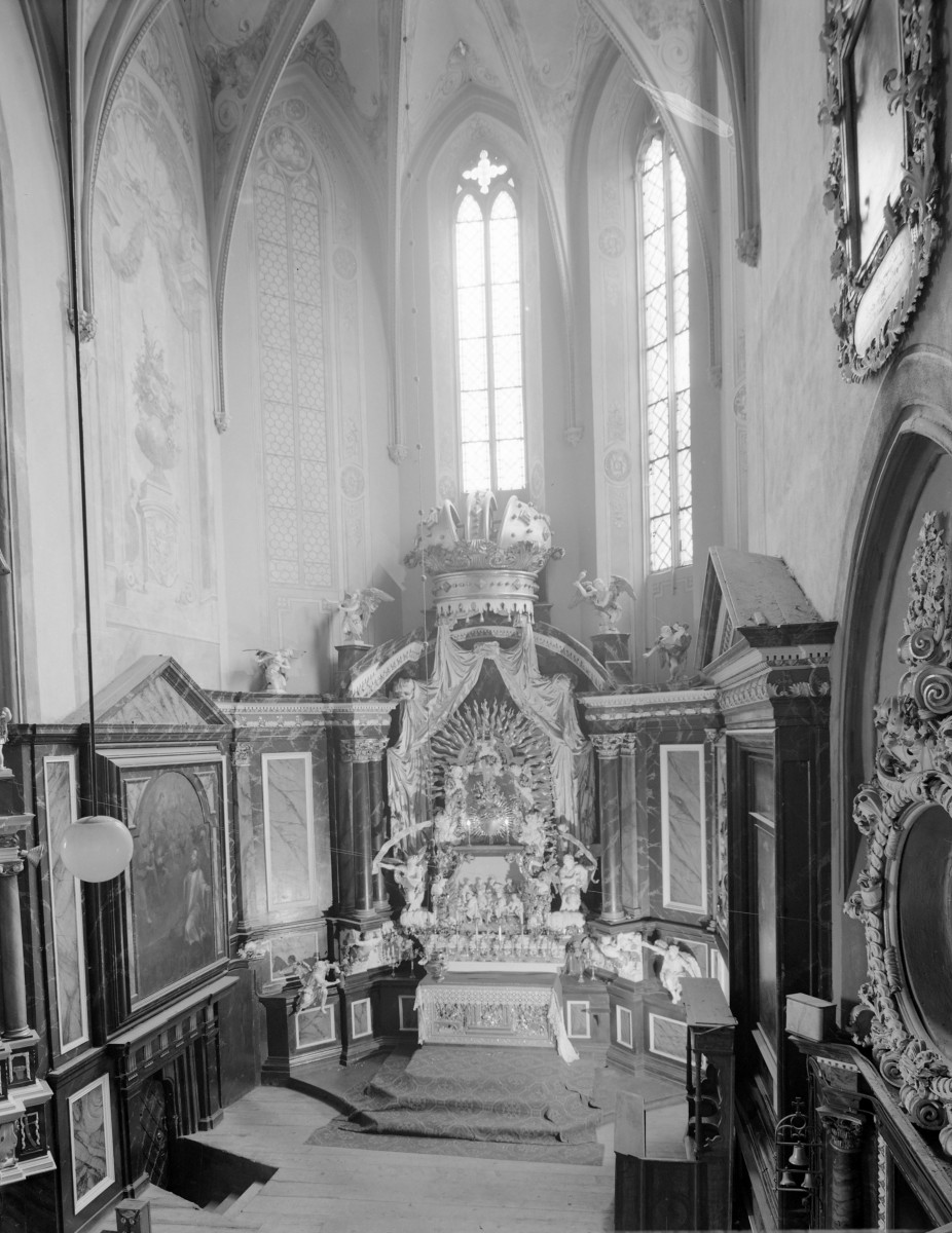 katedra św. Stanisława i św. Wacława - wnętrze, nawa boczna, ołtarz, skan 1