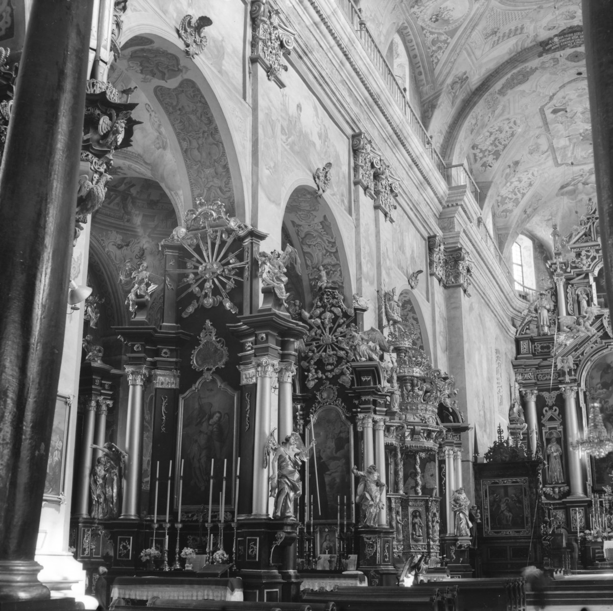 bazylika pw. Zwiastowania Najświętszej Marii Panny - wnętrze: ołtarze w arkadach pólnocnej ściany nawy głównej, skan 1