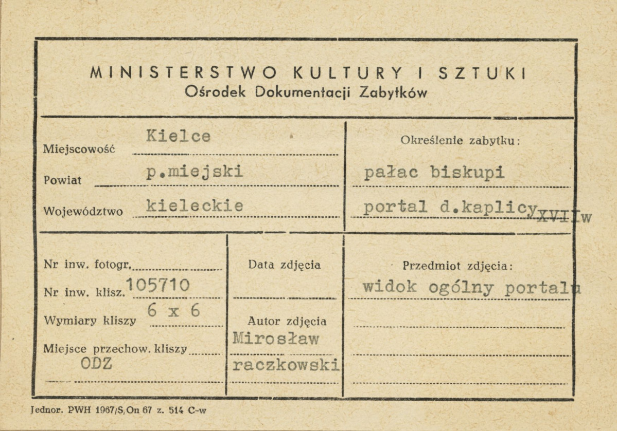 Pałac biskupów - wnętrze, portal d. kaplicy - widok ogólny - metryczka, skan 1