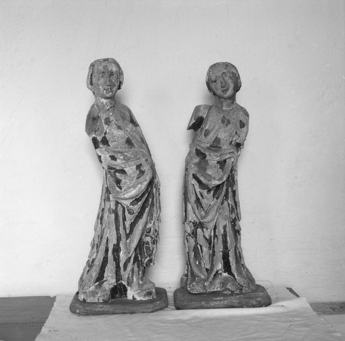 Opactwo Benedyktynek - wnętrze skarbca: rzeźby N.N. św. niewiast., skan 1