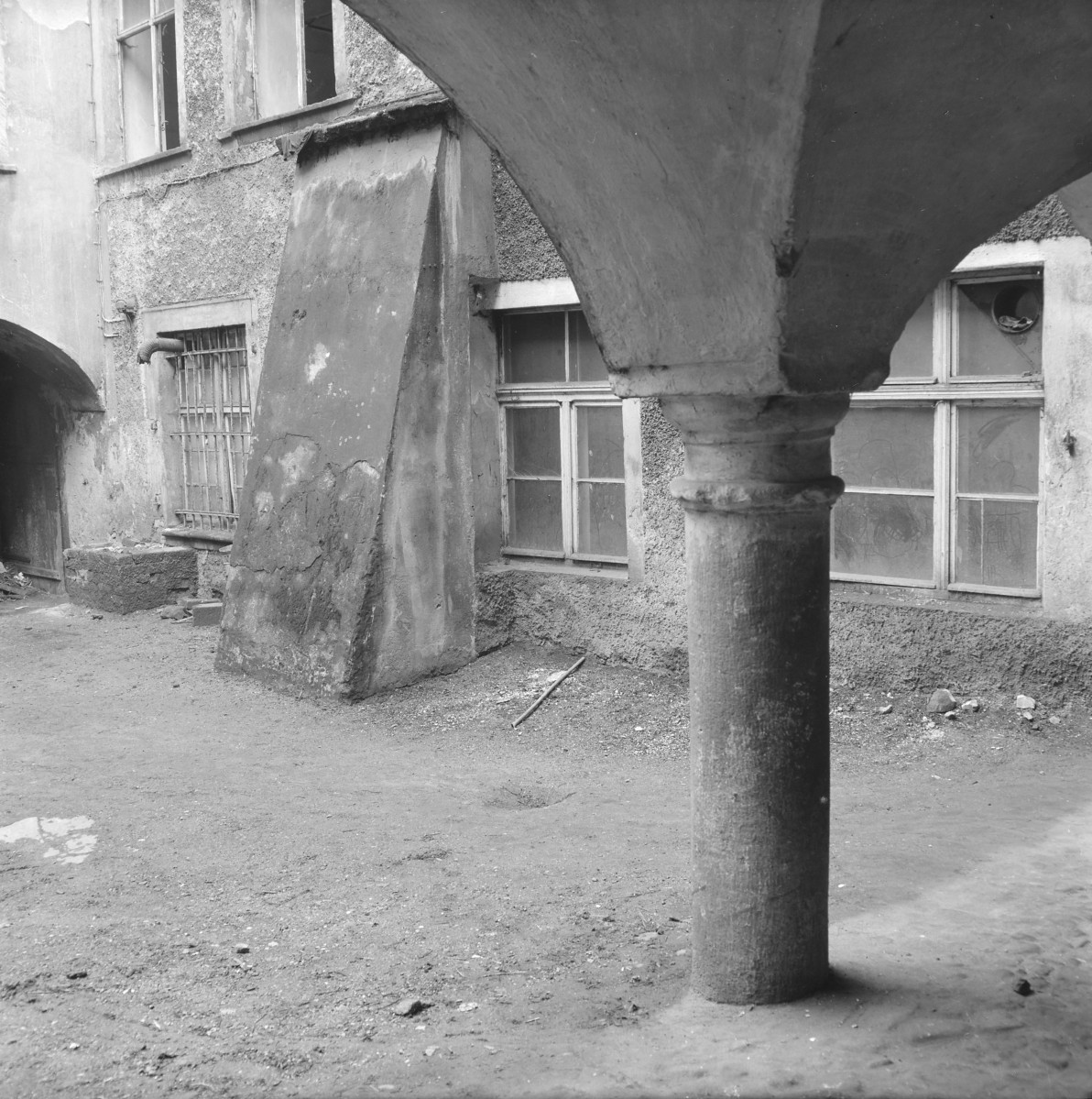 rynek miasta - kamienica - elewacja od podwórza - fragment, skan 1