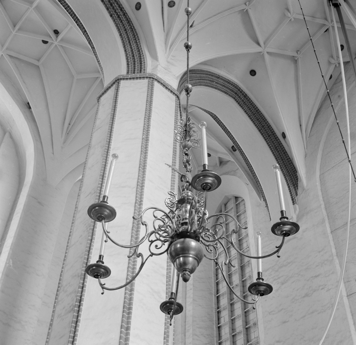 archikatedra pw. Świętej Trójcy - wnętrze: żyrandol, skan 1