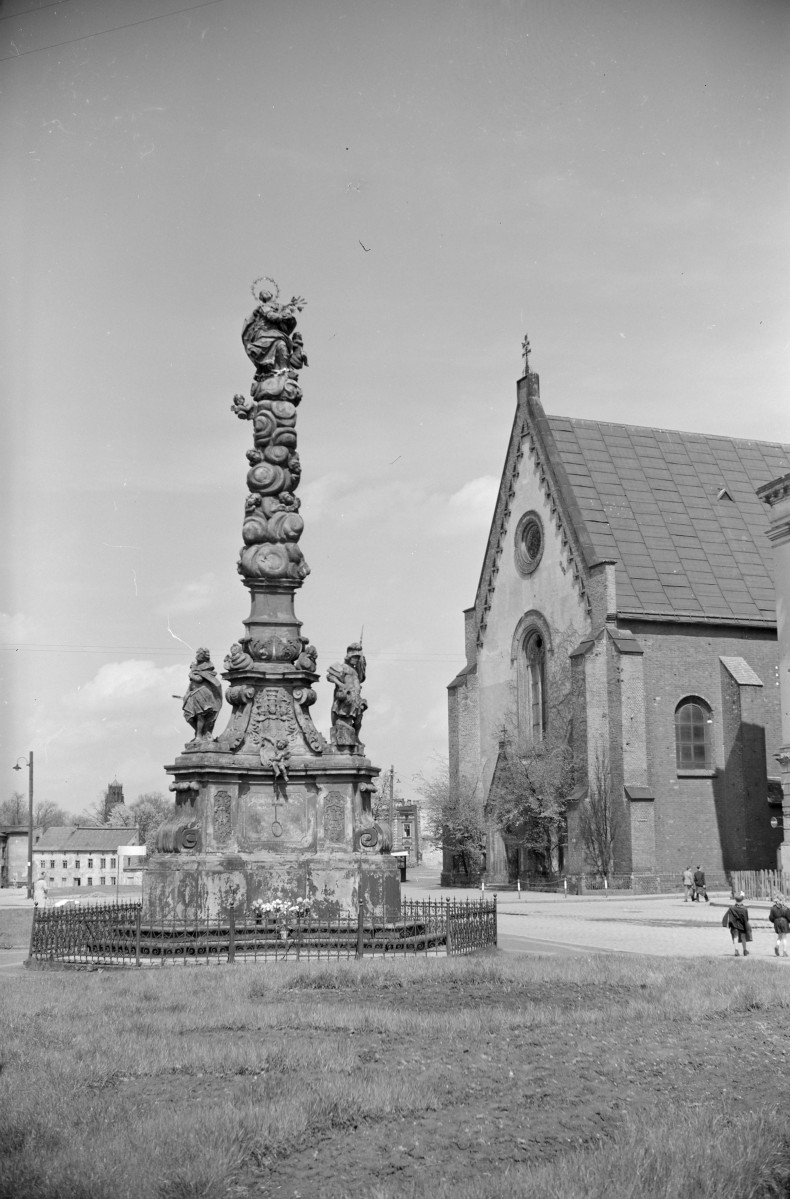 rynek - figura Matki Boskiej, skan 1