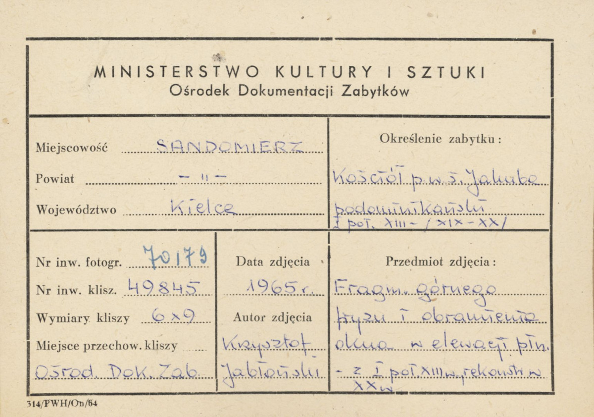  Zespół klasztorny Dominikanów - widok na ozdobne zwieńczenie okna i fragment ceramicznego fryzu na elewacji płn. kościoła - metryczka, skan 1