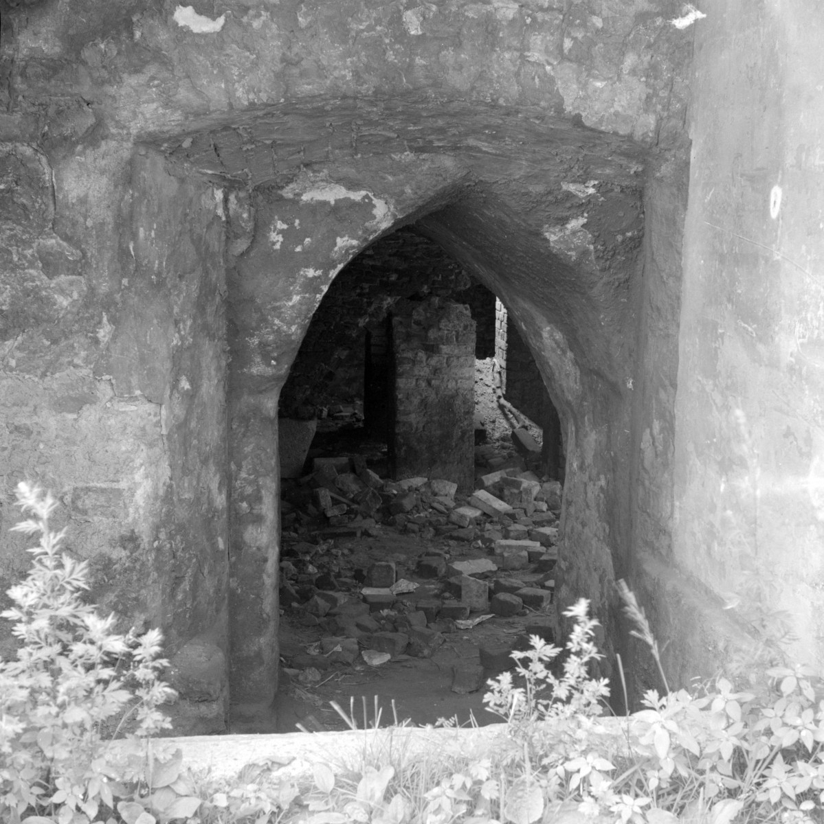 szpiatl Św. Ducha - wejście do piwnic od północy, skan 1