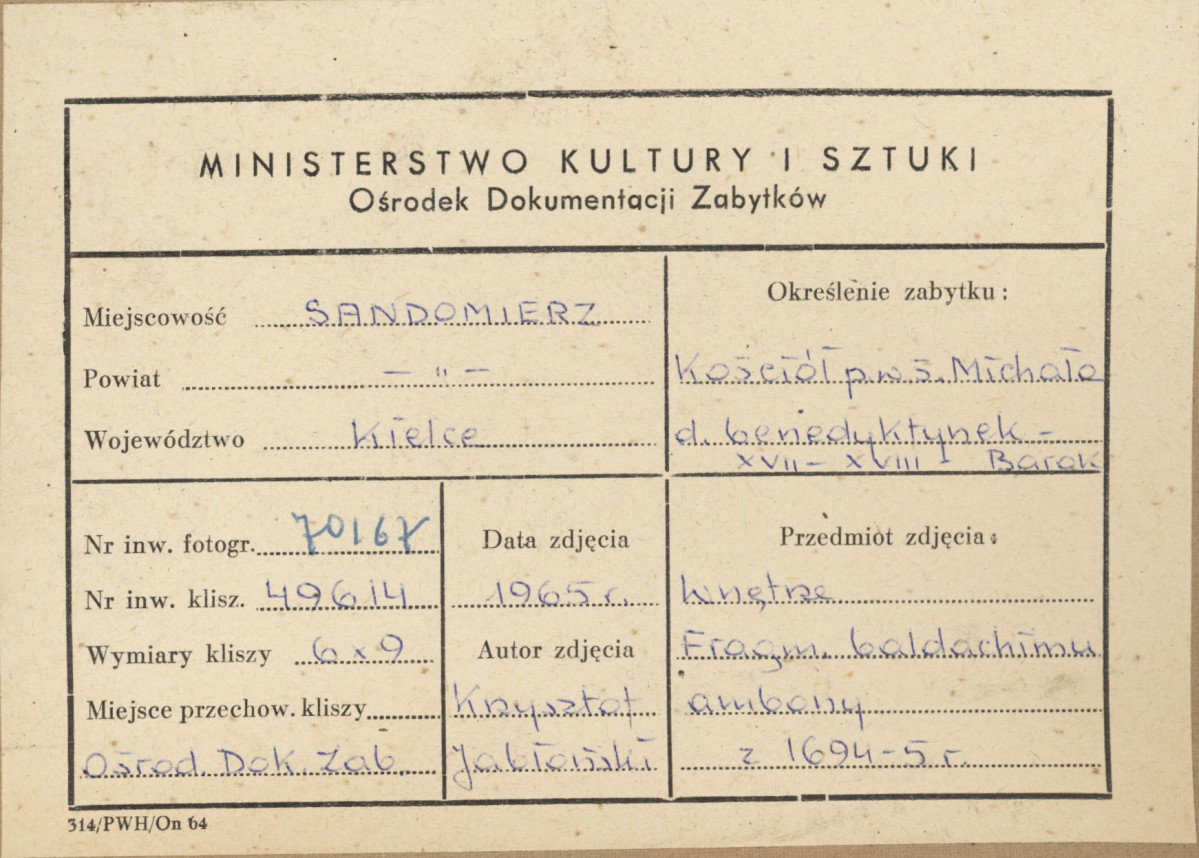 Zespół klasztorny ss. Benedyktynek - kościół, wnętrze, widok na zwieńczenie baldachimu ambony - metryczka, skan 1