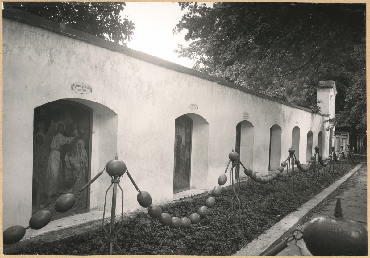 Zespół klasztorny - dziedziniec krużgankowy, widok na mur ze stacjami
 , skan 1