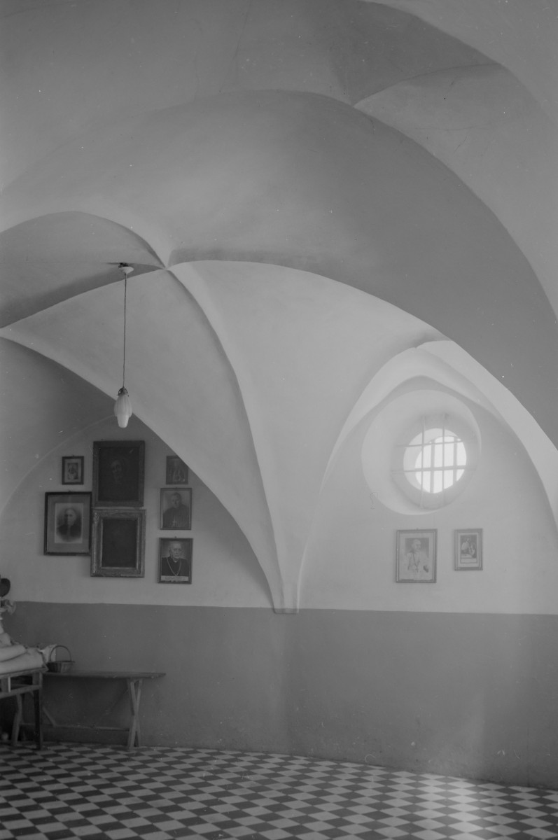 Kościół Trójcy Świętej i Narodzenia Najświętszej Maryi Panny - wnętrze: sklepienie w zakrysti, skan 1