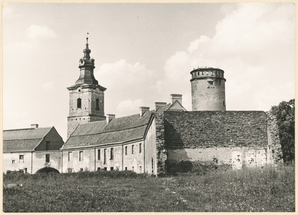 Zespół opactwa cystersów - widok od strony płd. na budynki gospodarcze oraz wieże - Krakowską i Muzyczną , skan 1