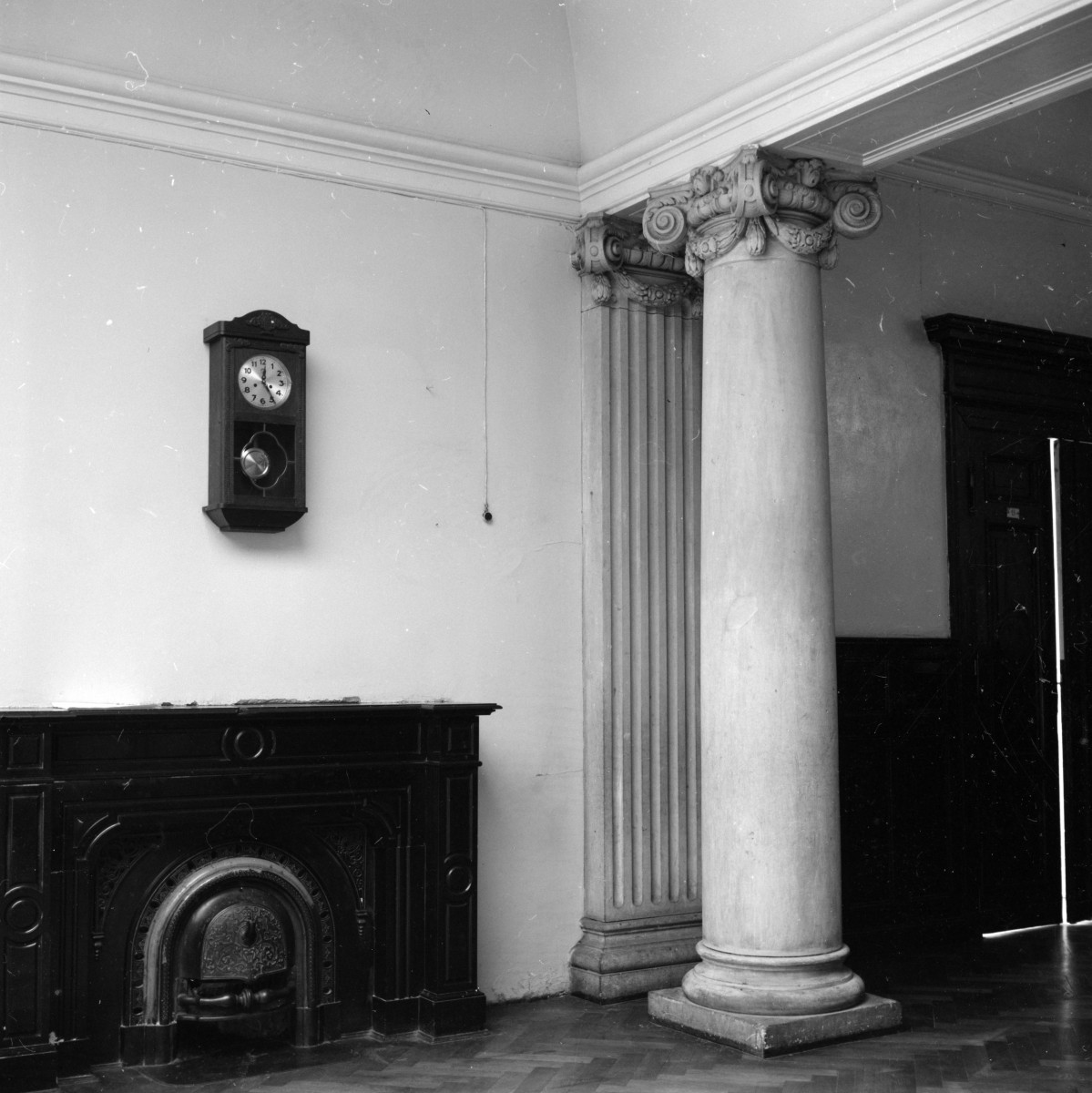pałac von Strachwitzów - wnętrze - piętro I - sala z kolumną i kominkiem - fragment, skan 1