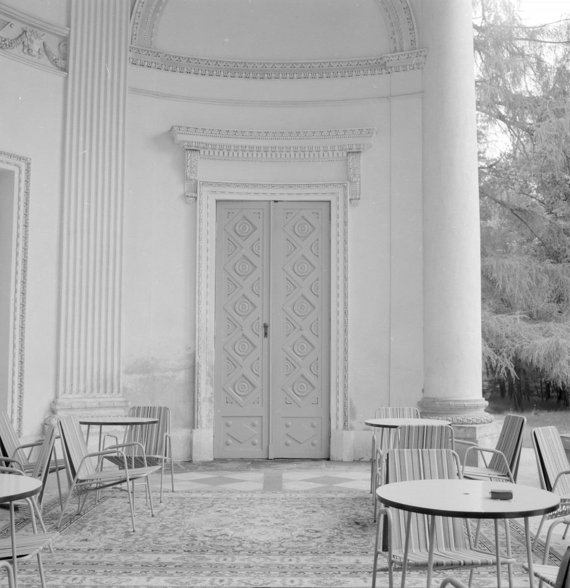 Zespół pałacowo - parkowy - Pałac Potockich - elewacja ogrodowa - salon otwarty - odrzwia, skan 1