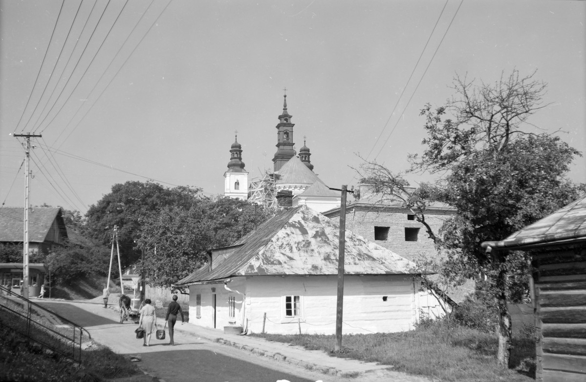 fragment zabudowy miasta, widoczny kościół parafialny, skan 1