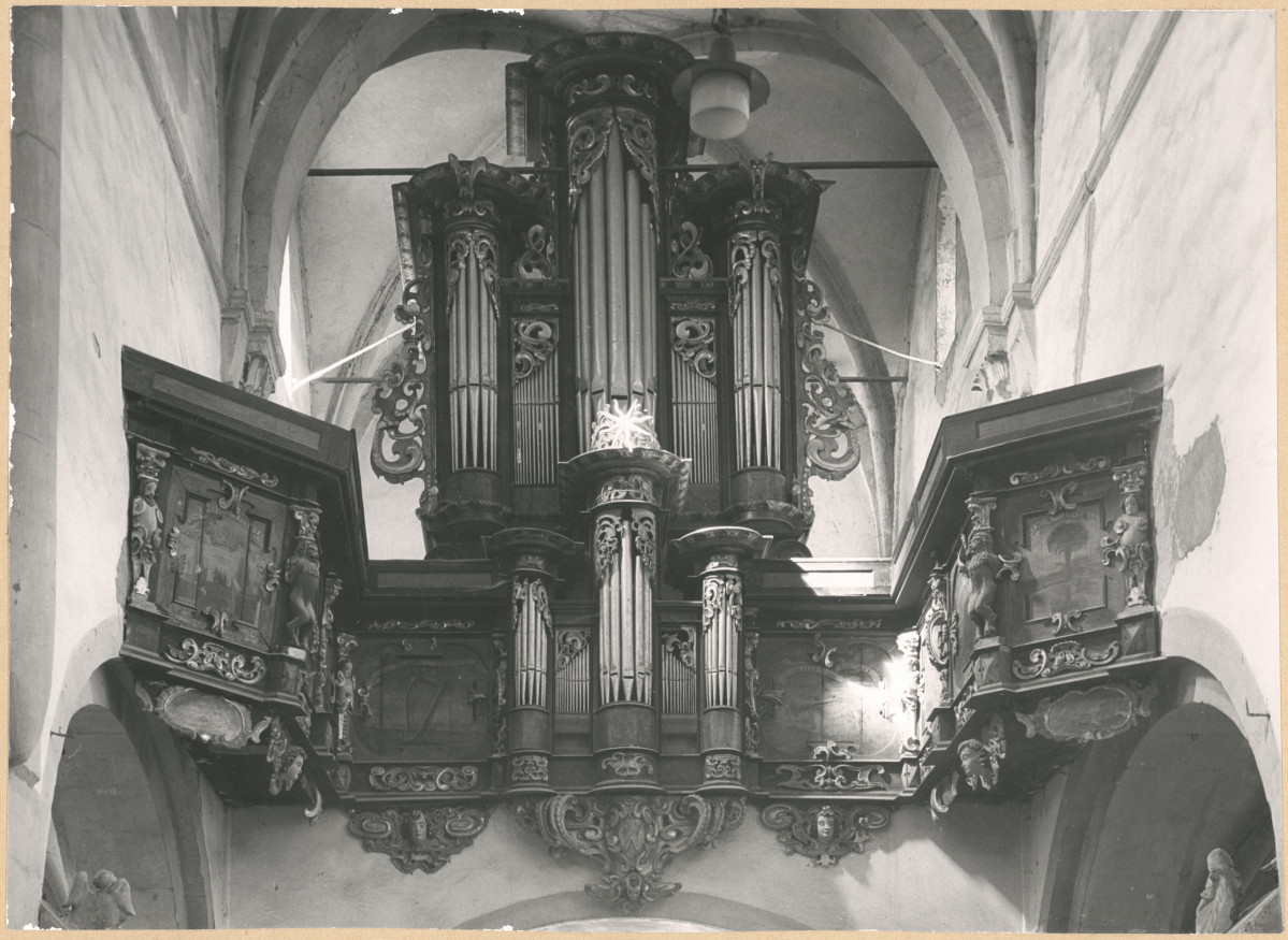 Zespół opactwa cystersów - wnętrze kościoła, widok na chór i organy, skan 1