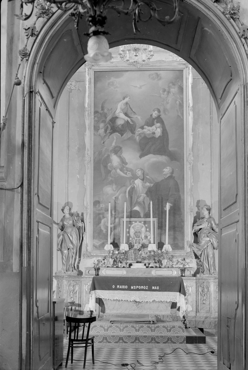 Kościół Wniebowzięcia NMP - wnętrze: kaplica pd. ołtarz z obrazem i figurami, skan 1