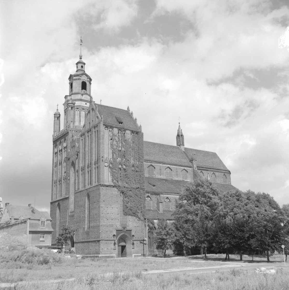 Najświętszej Maryi Panny Królowej Świata - widok od południowego zachodu, skan 1