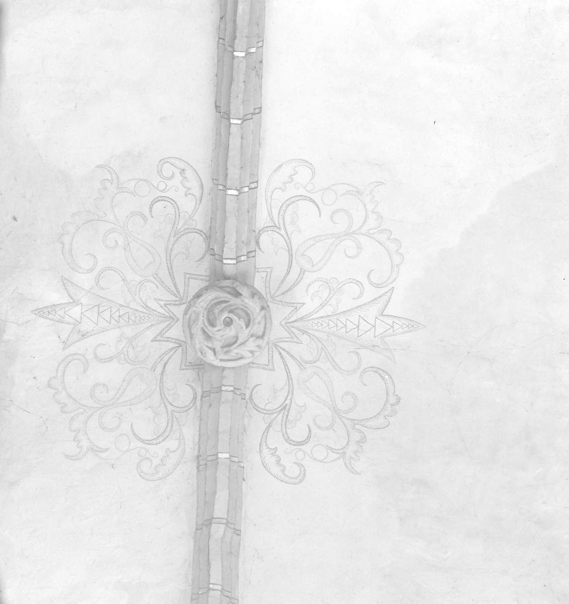 Kościół Wniebowzięcia Najświętszej Maryi Panny - wnętrze. Zwornik z motywem roślinnym. Sklepienie nawy., skan 1