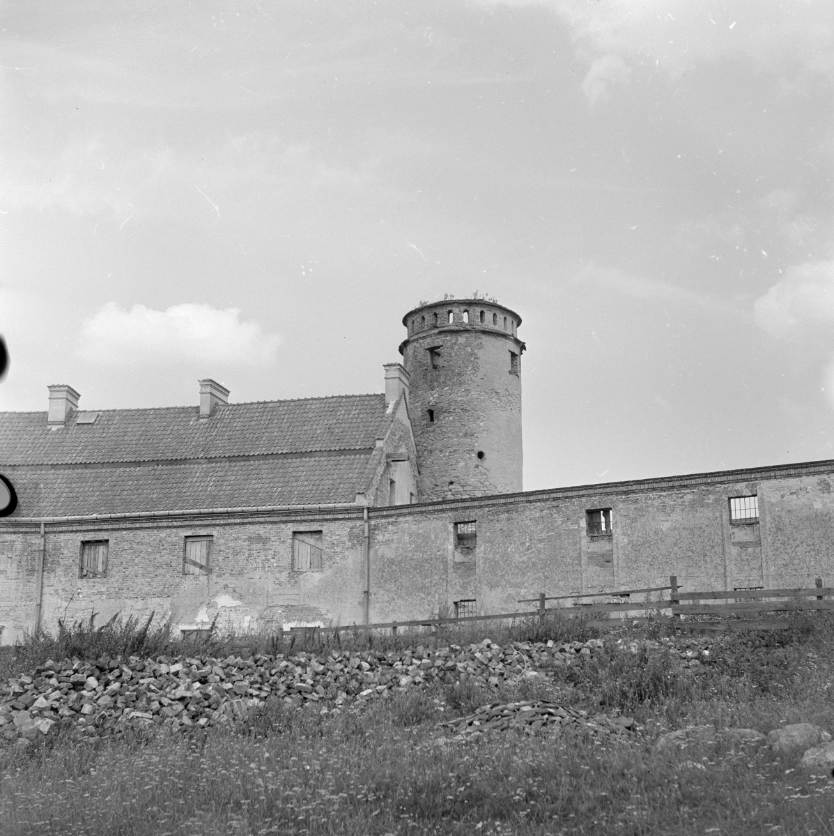 zespół klasztorny Cystersów - wieża muzyczna, widok od południowego-zachodu, skan 1