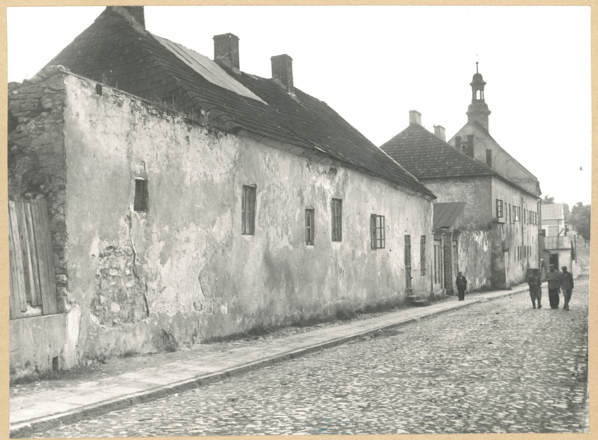 Miasto - pierzeja ulicy - widok na fasady domów, w tle kościół klasztorny, skan 1