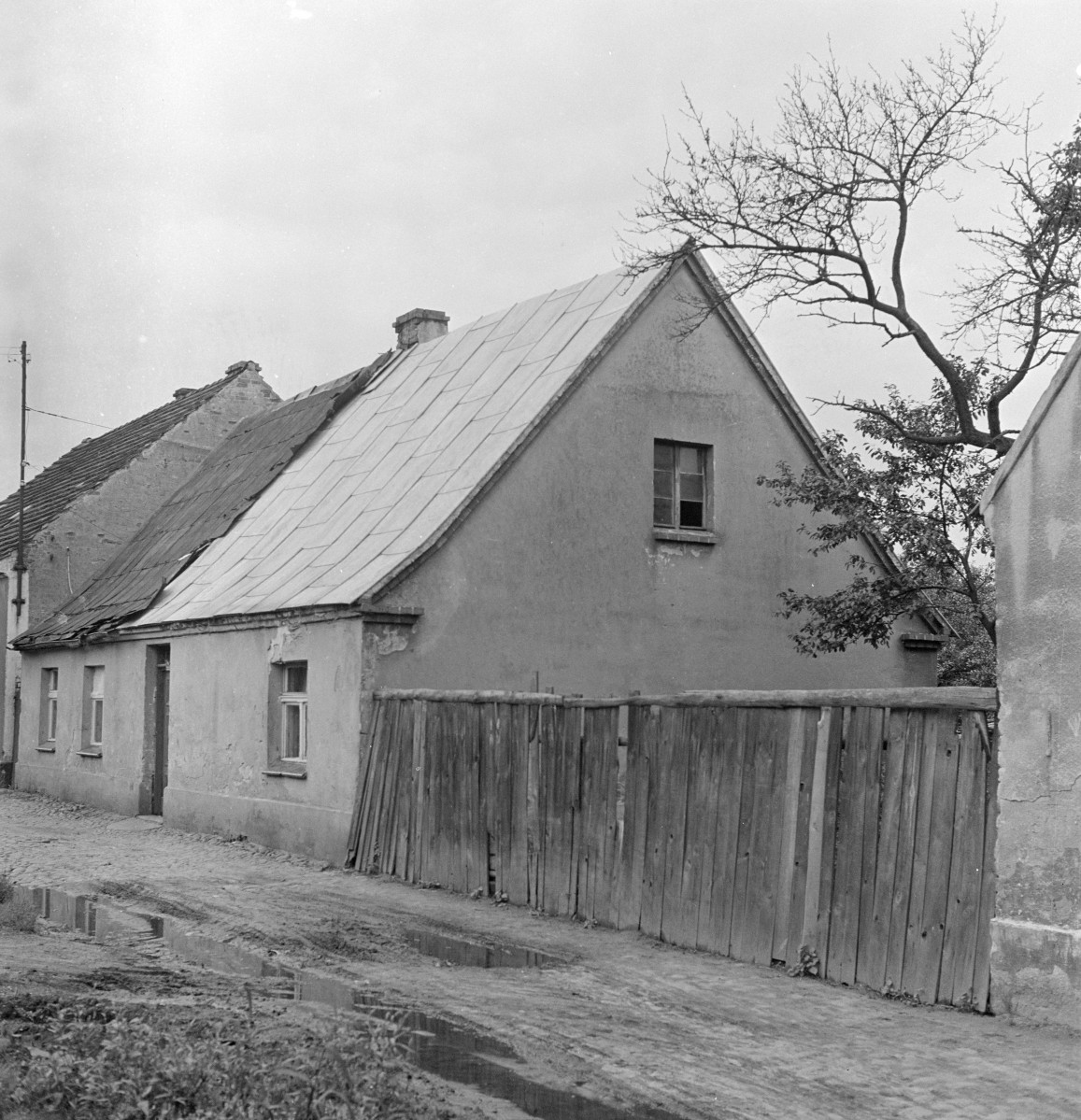 dom mieszkalny, (na karcie wpisana ul. Ogrodowa 2) - elewacja frontowa i boczna, skan 1