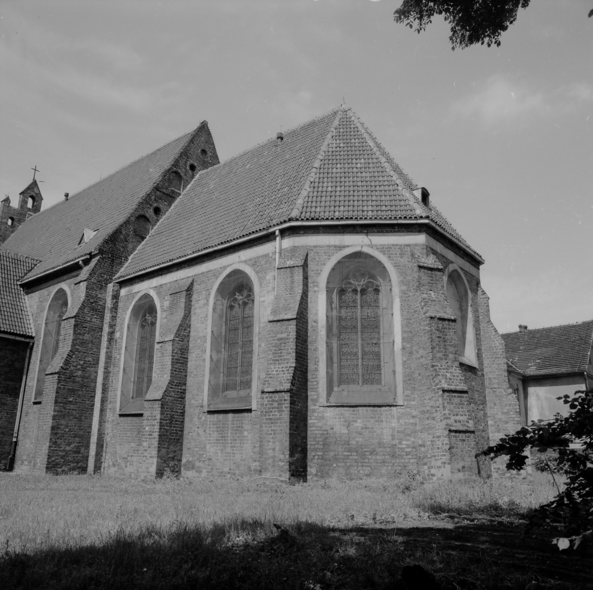 Kościół pobernardyński pw. NMPKP - elewacja boczna z prezbiterium, skan 1