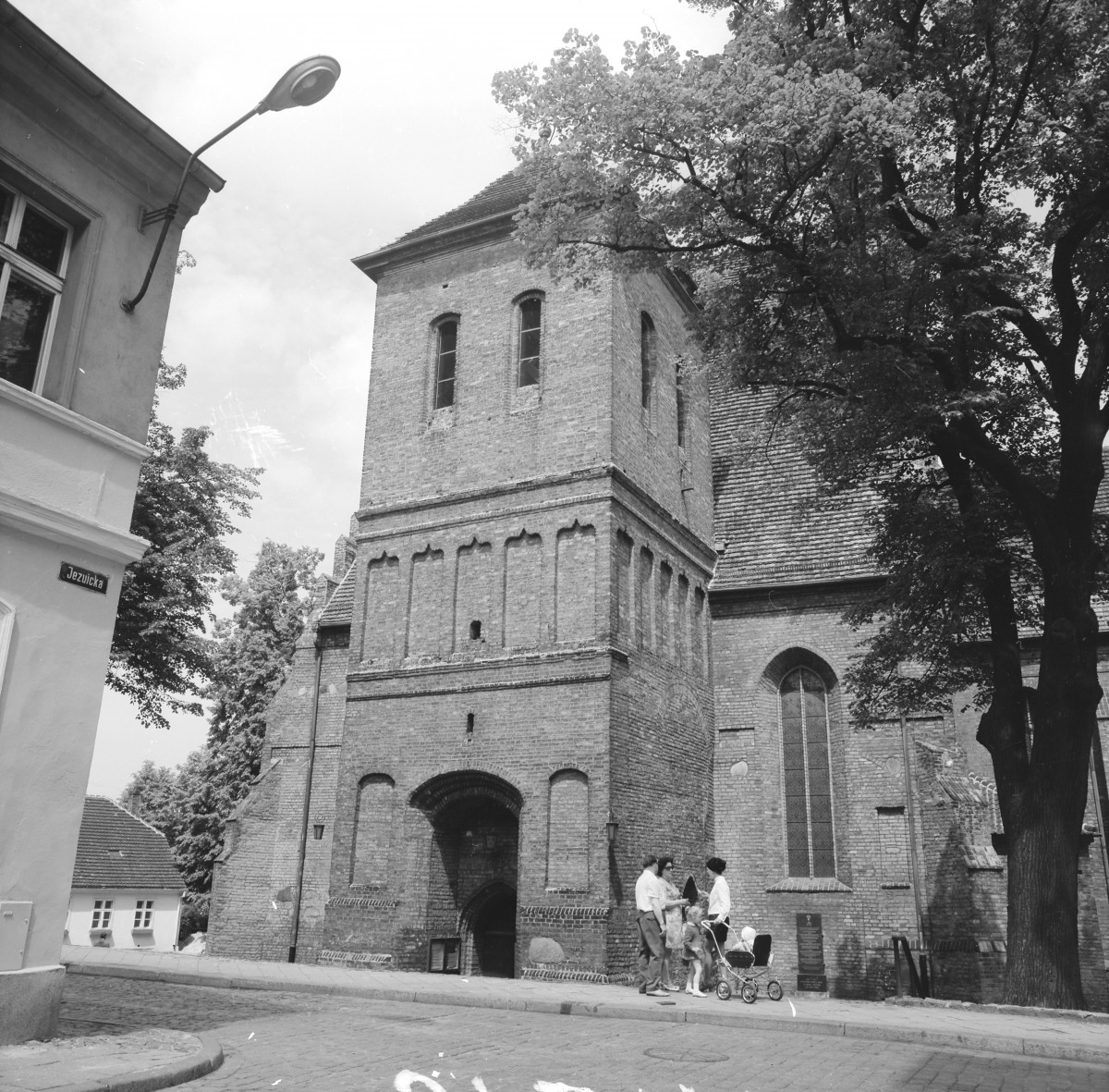 Katedra św. Marcina i Mikołaja - elewacja pd. Wieża z blendami., skan 1