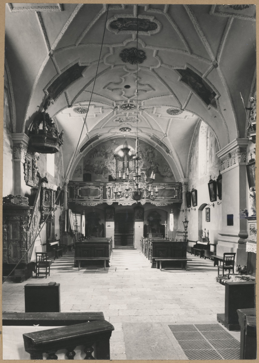 Kościół parafialny pw. św. Pawła - wnętrze, widok ogólny na nawę w kierunku chóru , skan 1