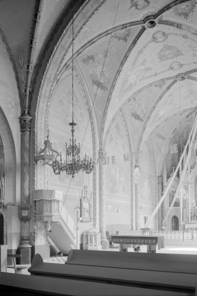 kościół Przemienienia Pańskiego - wnętrze: nawa główna,prezbiterium z amboną, sklepienie krzyżowo żebrowe, skan 1