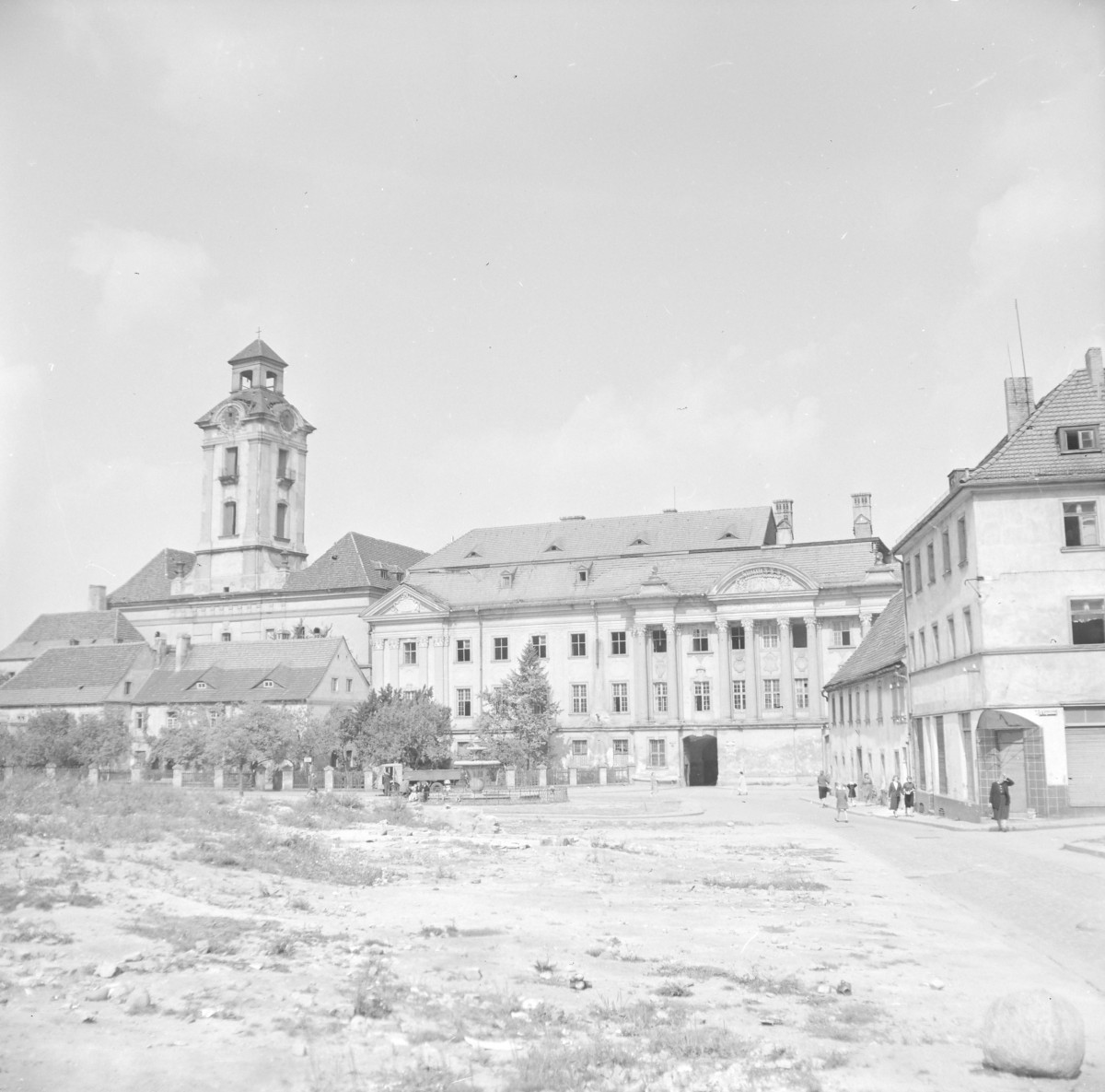 zespół zamkowo-pałacowy /zamek Dewinów-Bibersteinów, pałac Promnitzów, Piwiarnia/ - elewacja frontowa, skan 1
