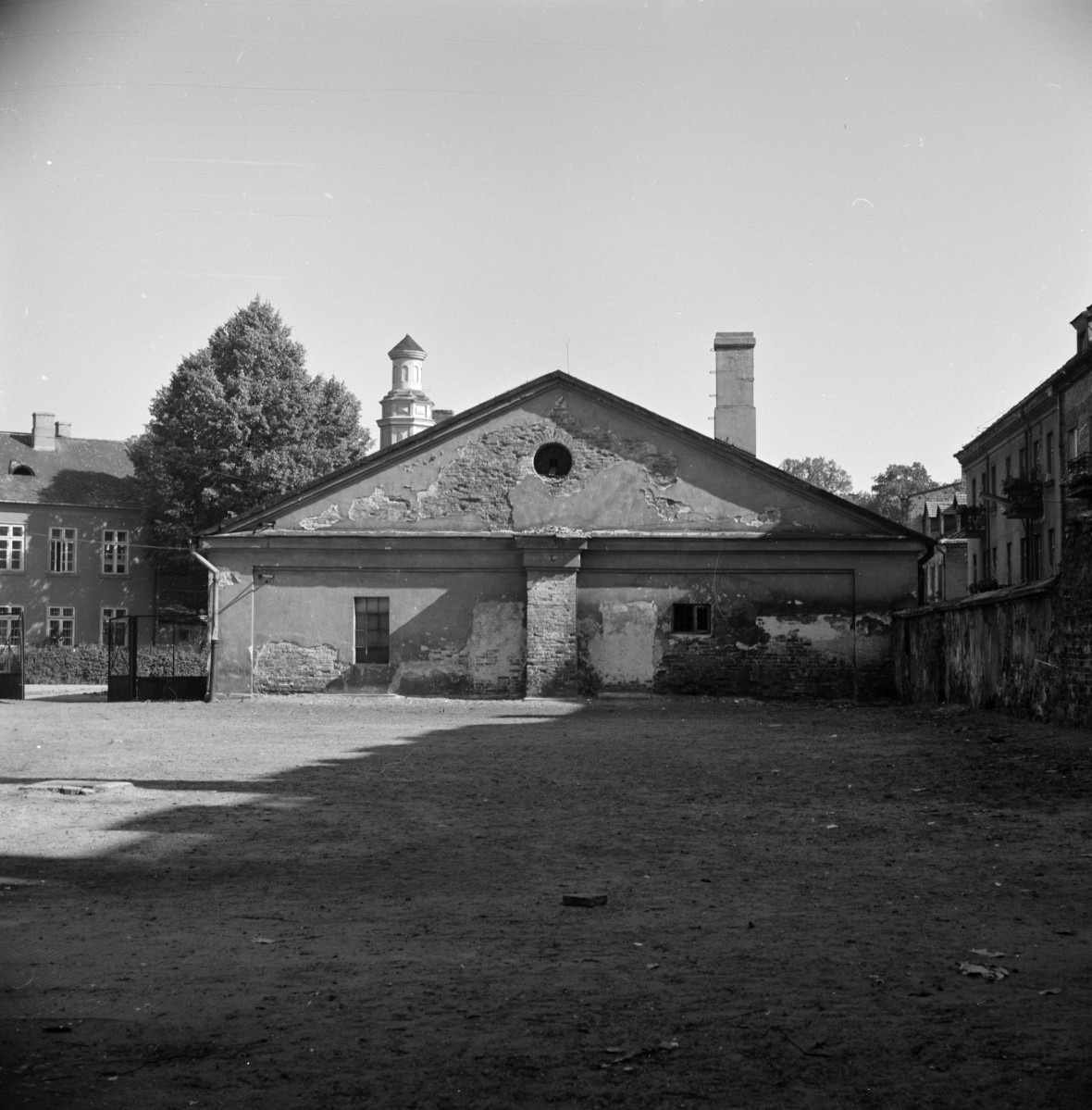 kościół klasztorny jezuitów pw. Nawiedzenia NMP - zabudowania gospodarcze, elewacja i szczyt, skan 1