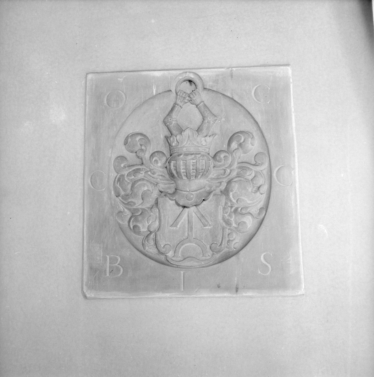 Brama Grudziądzka - tzw. "kaplica Na Bramce": wnętrze, kartusz z herbem., skan 1