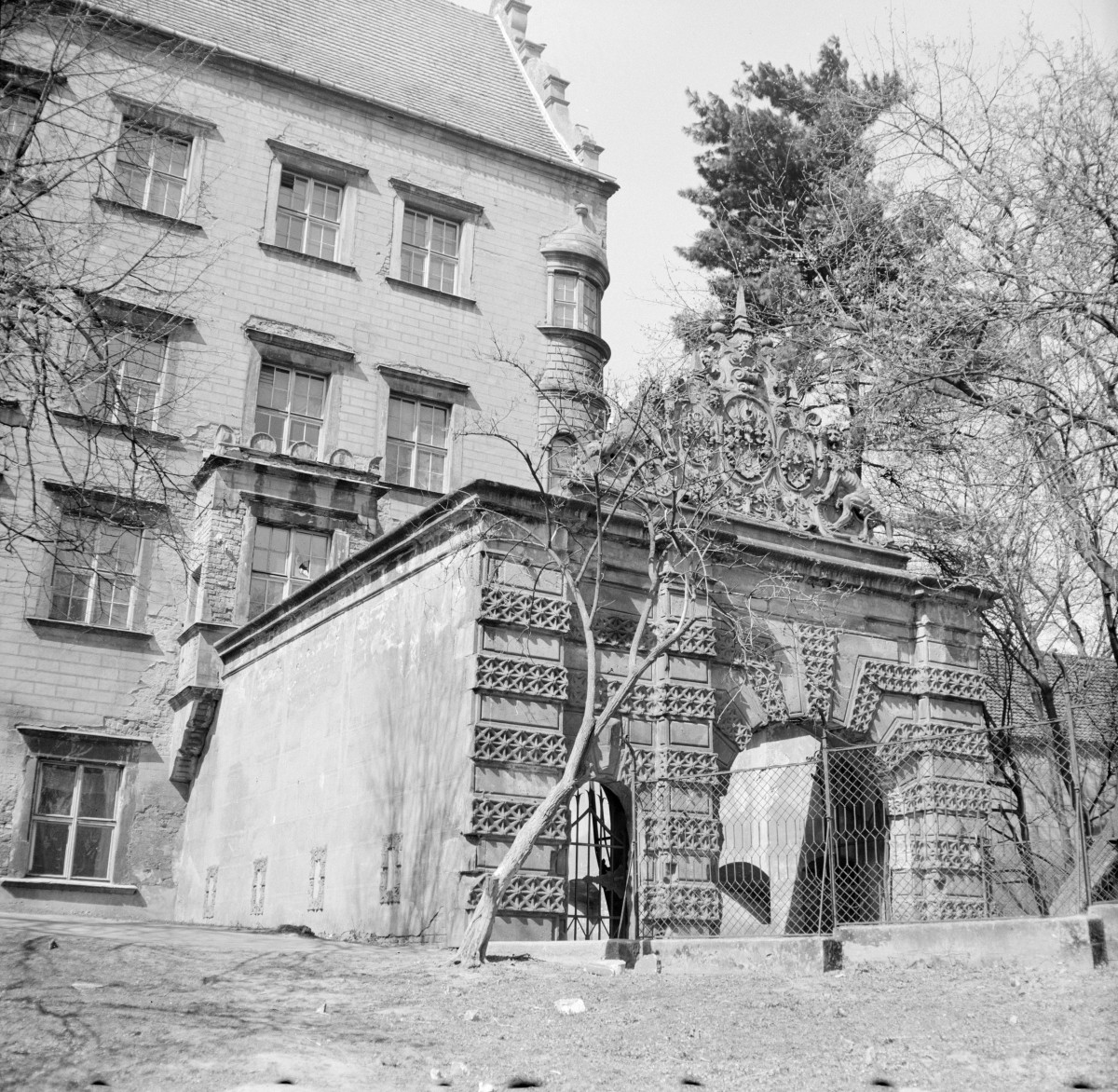 zamek Książąt Oleśnickich - Przedbramie Pałacu Wdów - elewacja, skan 1