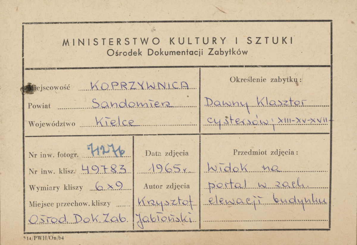 Zespół klasztorny - elewacja zach. klasztoru, widok na portal - metryczka, skan 1