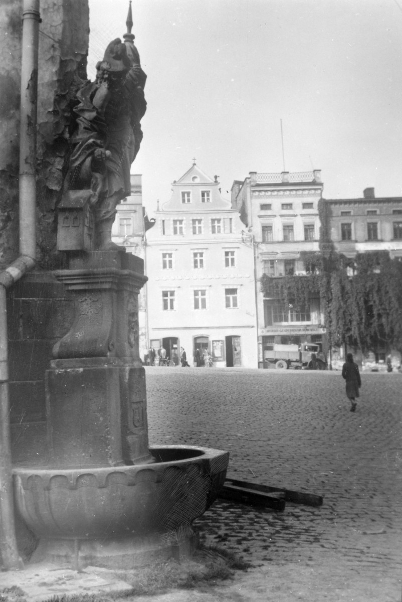 rynek pierzeja, fragment ratusza, fontanna Św. Floriana przy północnym narożniku budynku - pierzeja, skan 1