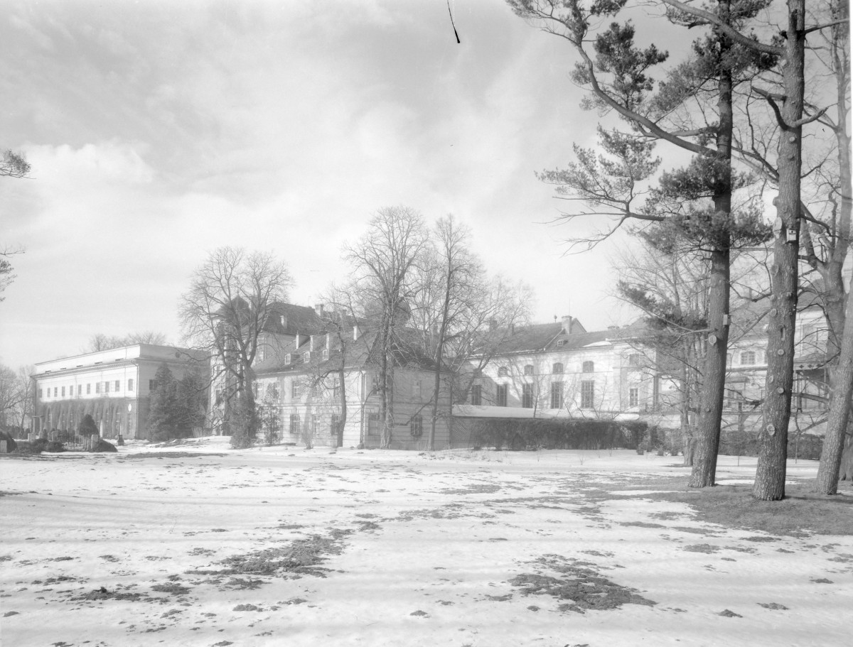 zamek magnacki Lubomirskich i Potockich - widok od południowego - wschodu, skan 1