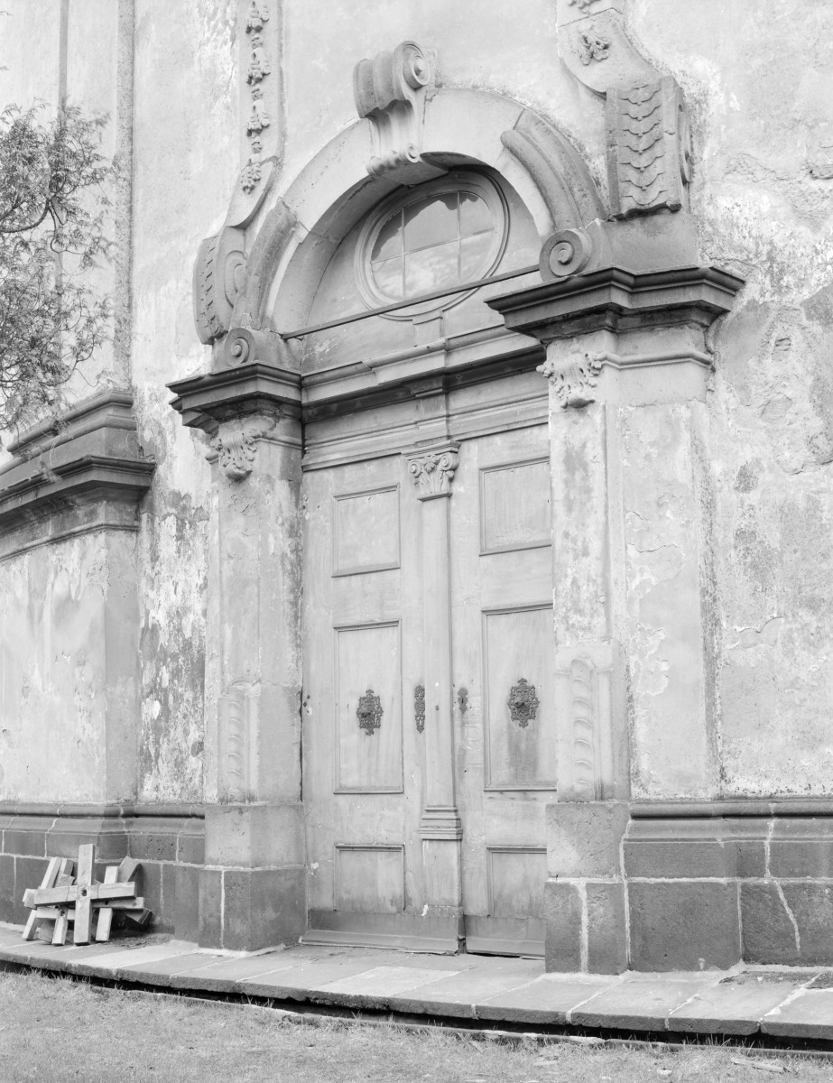 klasztor Benedyktynek - kościół pw. Wniebowzięcia Najświętszej Maryi Panny - elewacja północna - portal, skan 1