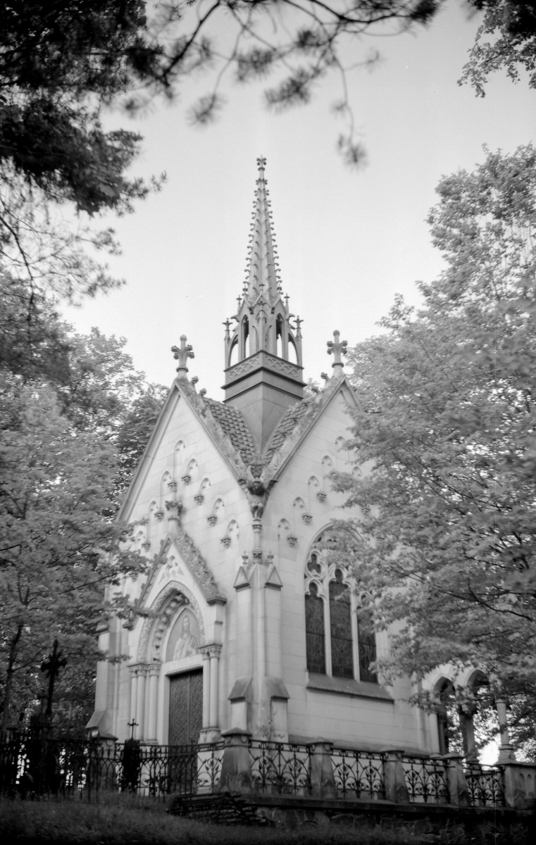 Cmentarz ewangelicki - grobowiec rodziny Buchholtzów, skan 1