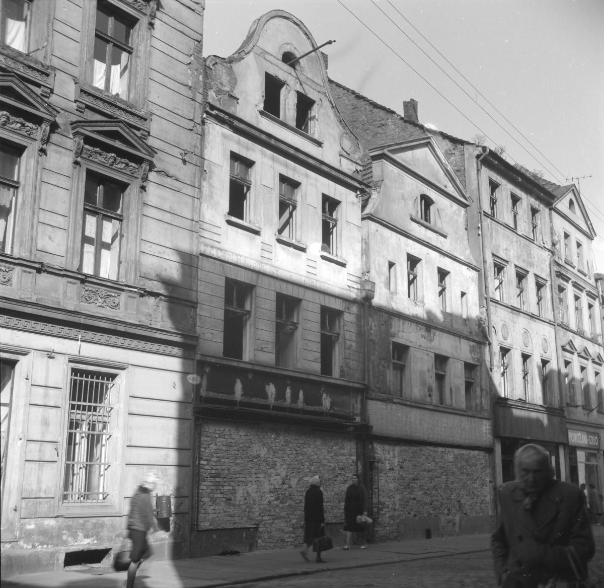 Zabudowa miejska. Elewacja frontowa kamienicy. Renesansowe szczyty., skan 1