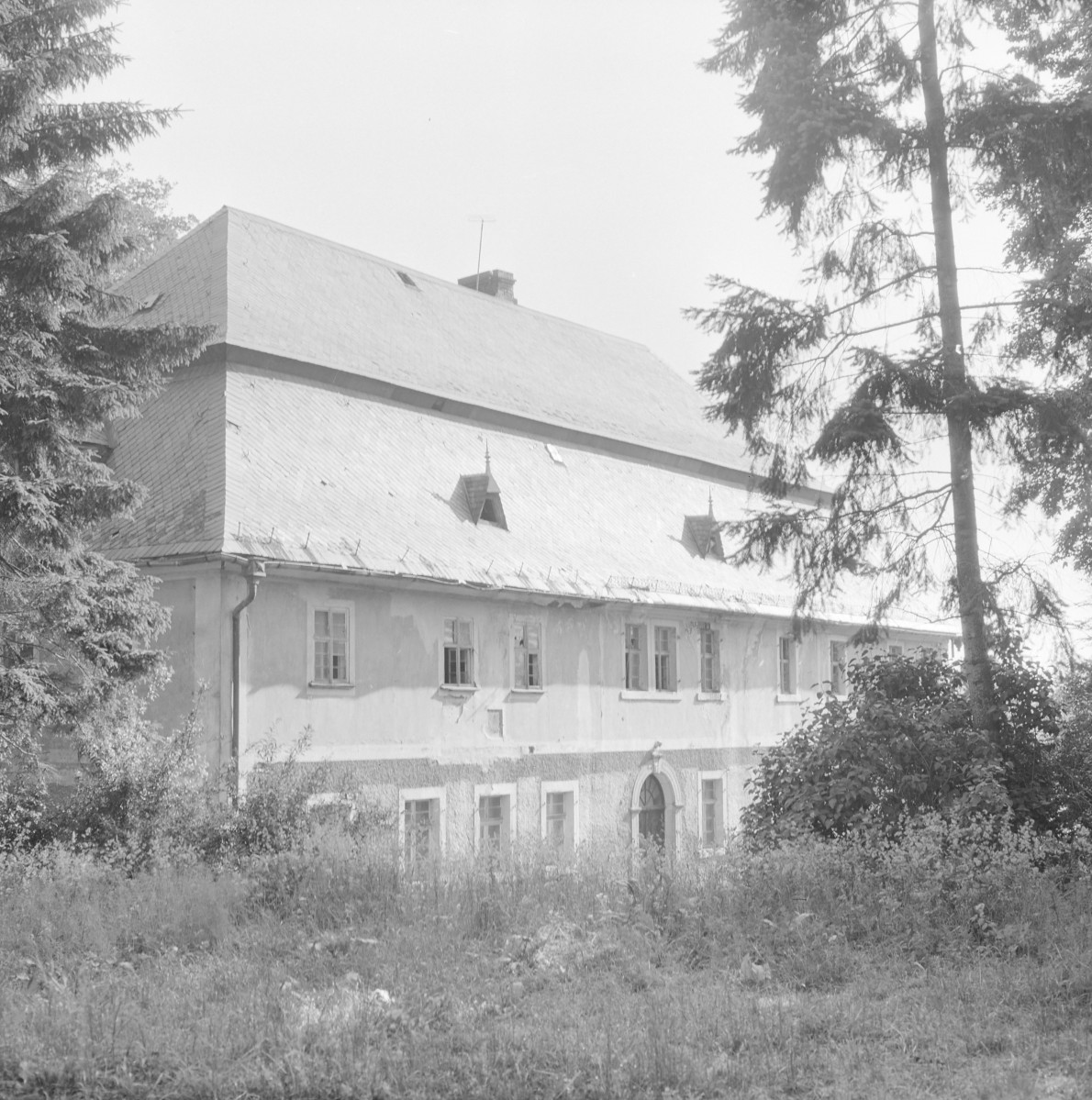 zespół folwarczny - dwór - elewacja - fragment, skan 1