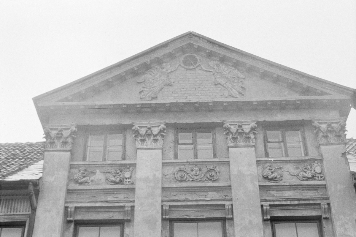 kamienica - detal architektoniczny, kartusz, skan 1